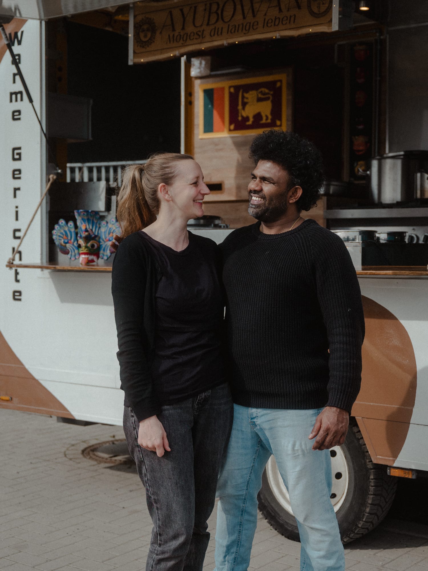 Gihan und seine Partnerin vor dem Ceylon-Fusion-Foodtruck