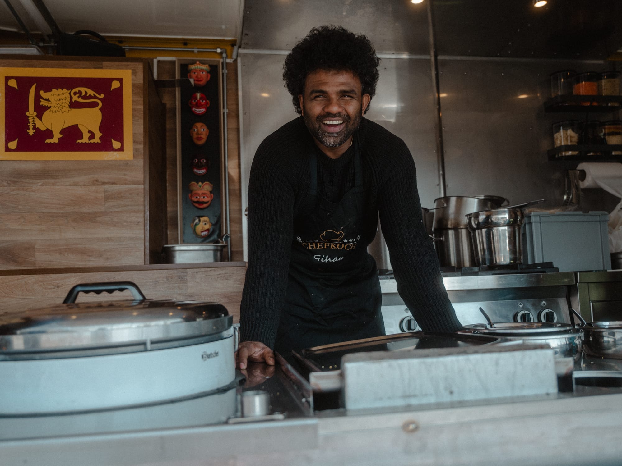 Chefkoch Gihan im Foodtruck vor der sri-lankischen Flagge
